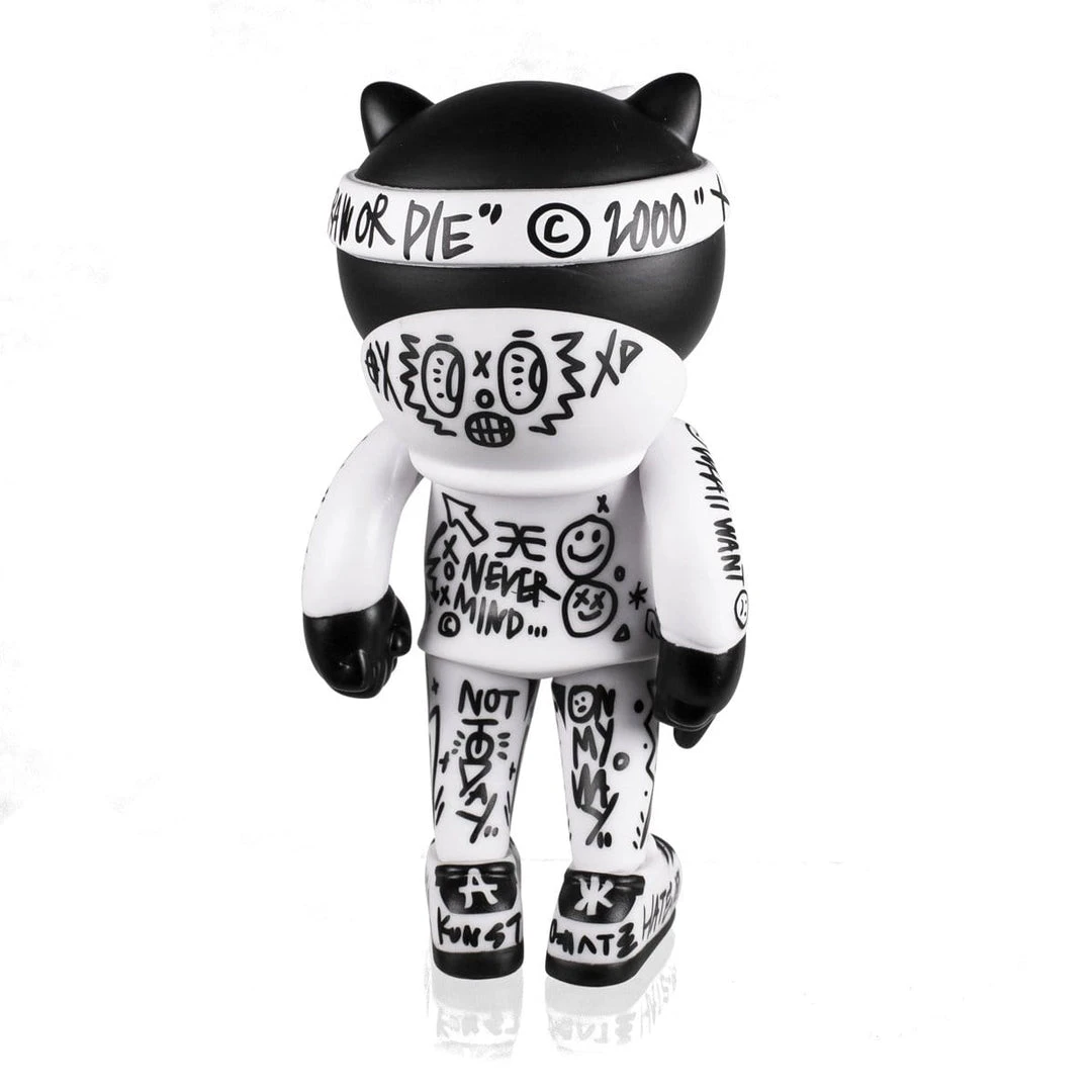 IamRetro.com KunCat 'No Way Out' 6" Vinyl Figure By Sakun X Martian Toys 4 IamRetro.com KunCat 'No Way Out' 6" Vinyl Figure By Sakun X Martian Toys