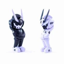 BUNDLE CORE EDITION TEQ 63 OG BLACK & GHOST MODE WHITE - 6 Inch Medium Figure By Martian Toys X Quiccs