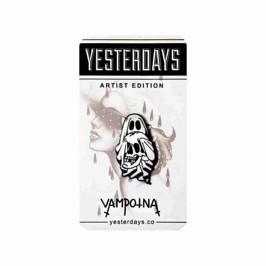 IAMRETRO Yesterdays X Johnny Vampotna - Skully Ghost - Pin Pins & Patches 1 IAMRETRO Yesterdays X Johnny Vampotna - Skully Ghost - Pin Pins & Patches